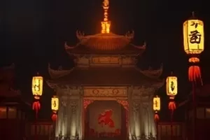 《长夜回声》海报，深夜电台主播戴着耳机坐在麦克风前